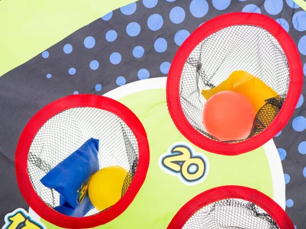 Kasta till mål med påsar dart skicklighetsspel