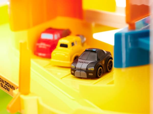 Parkeringsgarage 4 våningar elektrisk hiss + 6 bilar