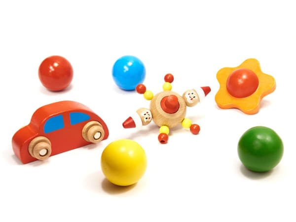 Montessoribana i trä med bollar i XXL-format