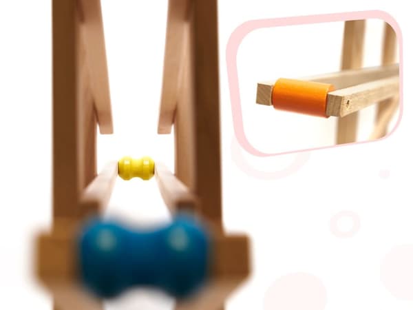 Montessoribana i trä med bollar i XXL-format