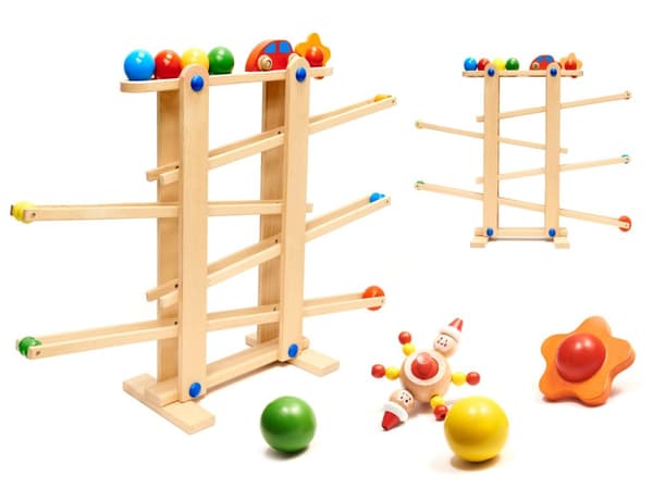 Montessoribana i trä med bollar i XXL-format
