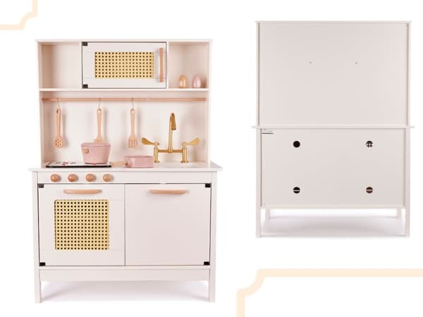 Barnkök i retrostil i MDF-trä med bohemiska accessoarer