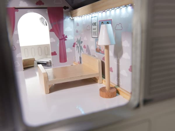 MDF-dockhus i trä + möbler 78 cm svart LED