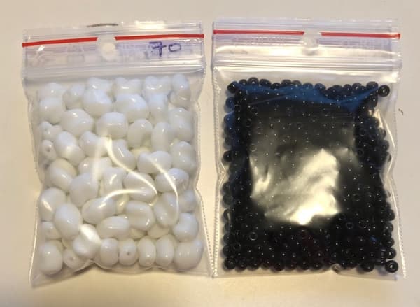 svart vita blandade glaspärlor