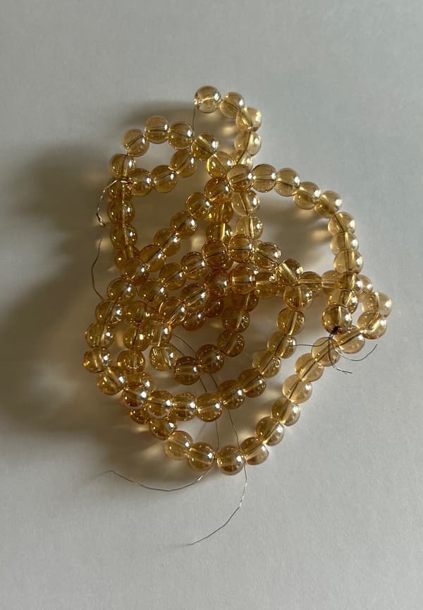 ljus gyllene små 6 mm glaspärlor