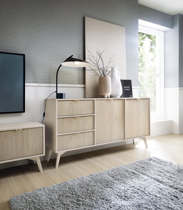 Byrå: tre lådor, två dörrar, fyra hyllor, Färg: sandbeige / skandi fiskben, sandbeige träben