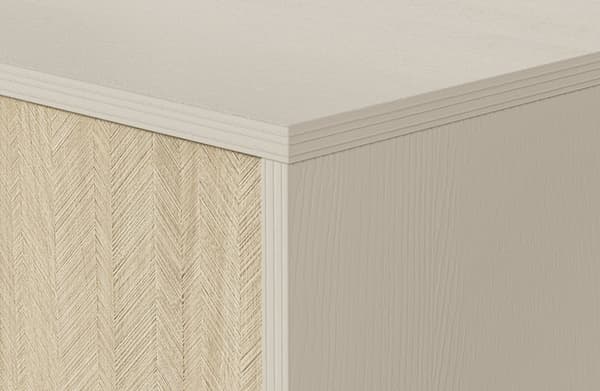 Byrå: tre lådor, två dörrar, fyra hyllor, Färg: sandbeige / skandi fiskben, sandbeige träben