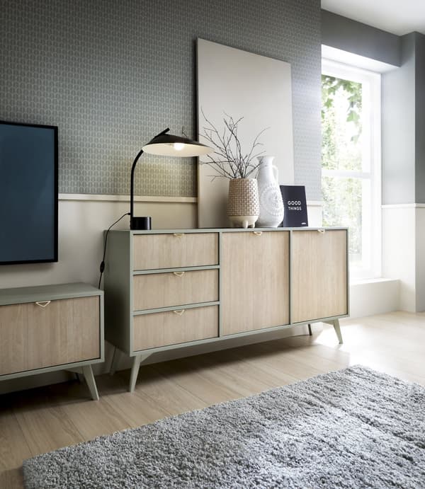 Kommode: tre skuffer, to låger, fire hylder, Farve: eucalyptus / sandi sildeben, eukalyptus træben,
