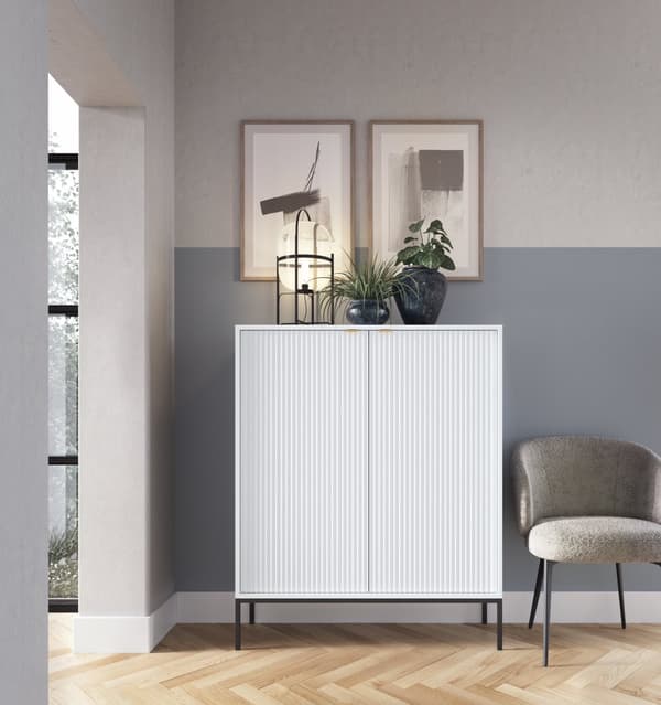 Byrå: två dörrar, se x hyllor, Färg: vit, ramfärg: svart M: bredd: 104 cm, höjd: 125 cm, djup: 39 cm,