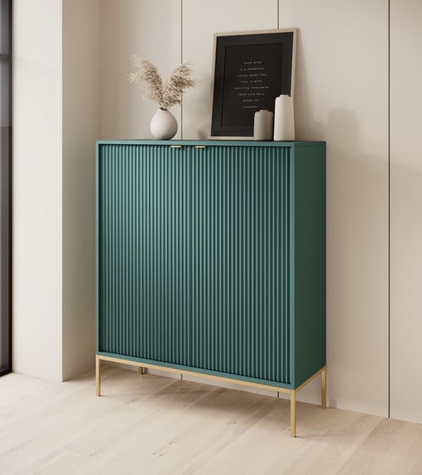 Kommode: zwei Türen, sechs Einlegeböden, Farbe: Labrador, Gestellfarbe: Gold Möbelmaße: Breite: 104 cm, Höhe: 125 cm, Tiefe: 39 cm,