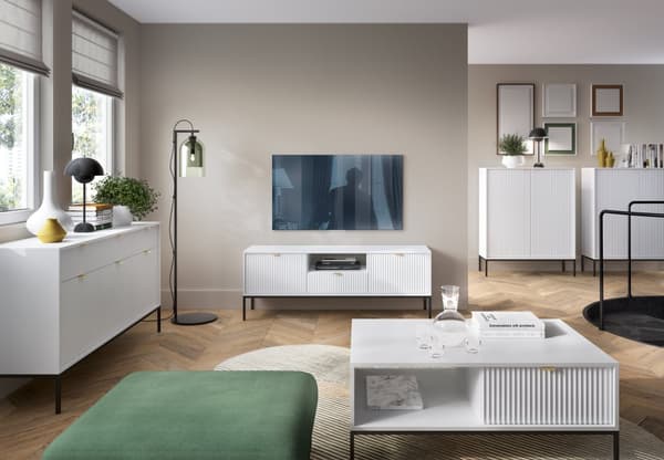 Kommode: tre skuffer, tre låger, seks hylder, Farve: hvid, rammefarve: sort Møbelmål: bredde: 154 cm, højde: 83 cm, dybde: 39 cm,