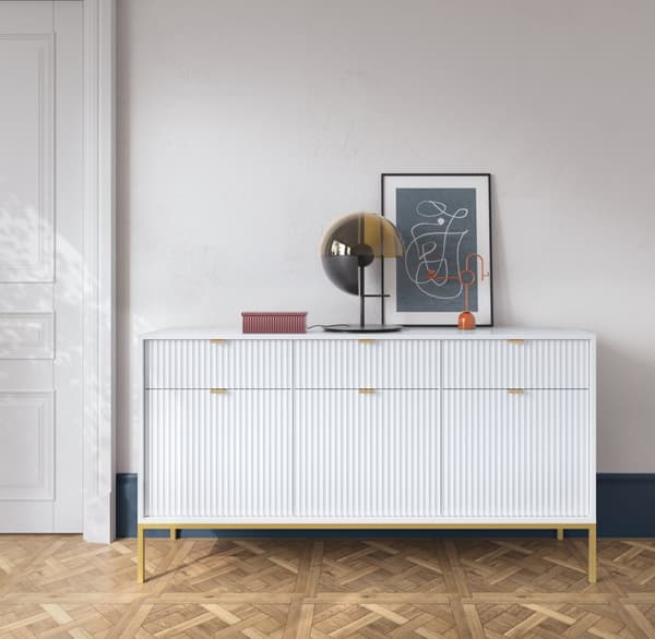 Kommode: tre skuffer, tre låger, seks hylder, Farve: hvid, rammefarve: guld Møbelmål: bredde: 154 cm, højde: 83 cm, dybde: 39 cm,