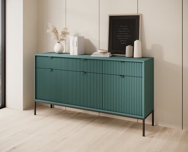 Kommode: tre skuffer, tre låger, seks hylder, Farve: Labrador, rammefarve: sort Møbelmål: bredde: 154 cm, højde: 83 cm, dybde: 39 cm,