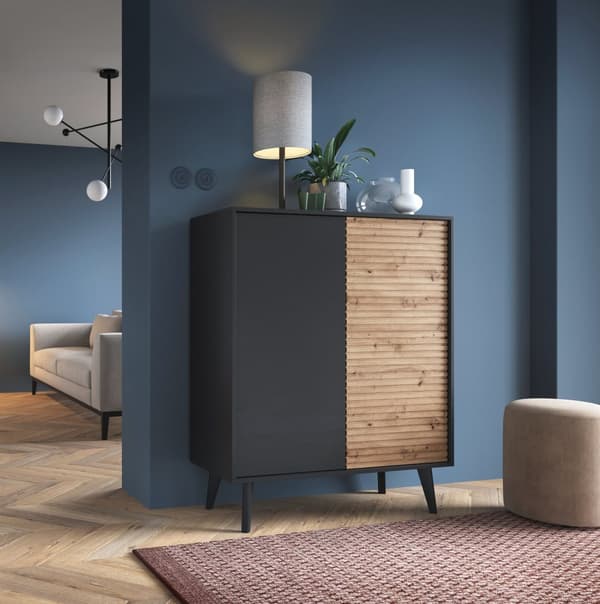 Garderobe: to døre, seks hylder, kropsfarve: sort, frontfarve: håndværks eg, Møbelmål: bredde: 104 cm, højde: 83 cm, dybde: 39 cm,