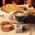 Miniatyrbild 5 av 6: Konformad mugg med ställ - Svart