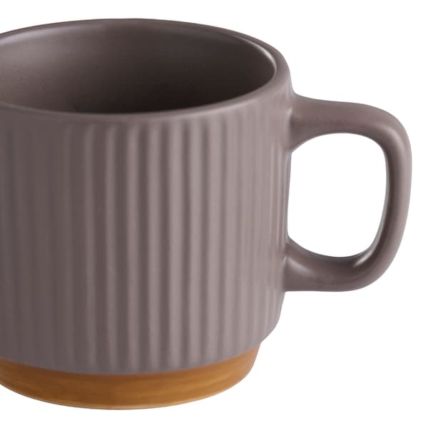 Ribbad mugg i keramik med stilren design och bekvämt grepp