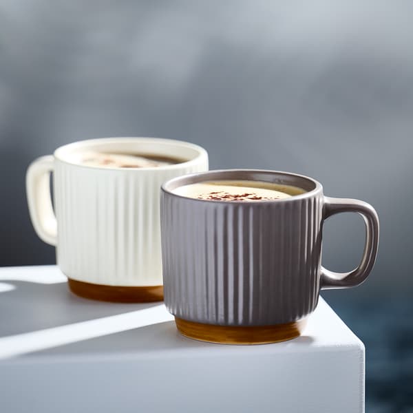 Ribbad mugg i keramik med stilren design och bekvämt grepp