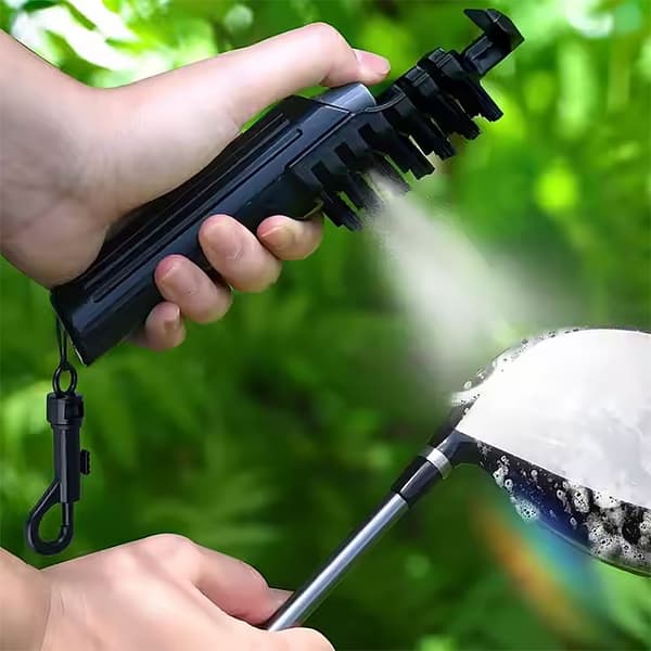 Liten smidig golfborste med vattenflaska