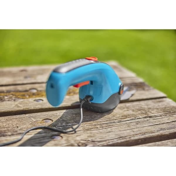 Kit Cisail A ClassicCut Li + Telescopic Handle + Wheels- 3.6V/2.5 AH- Skydd av blad USB-C- 9886-20