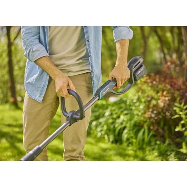 Grästrimmer - GARDENA - PowerTrim - 30/18V P4A - Klar för användning - Bredd 30 cm - 1000 m - Tråd 2 mm - PowerBoost