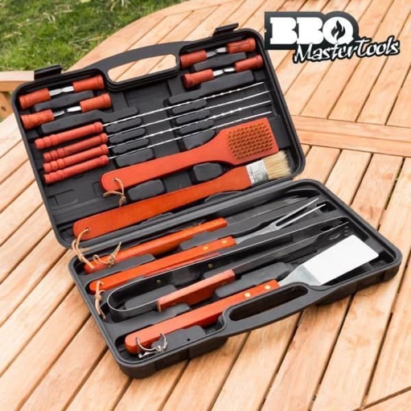 Etui med 18 rostfria grillredskap och BBQ-ved * Mått: 7,6 x 42,8 x 29 cm * Verktygsmaterial: rostfritt stål...