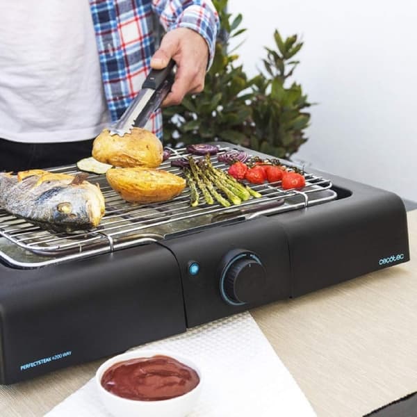 Cecotec Electric, 2400-W table-top barbecue with stainless-steel grill and removable tray.