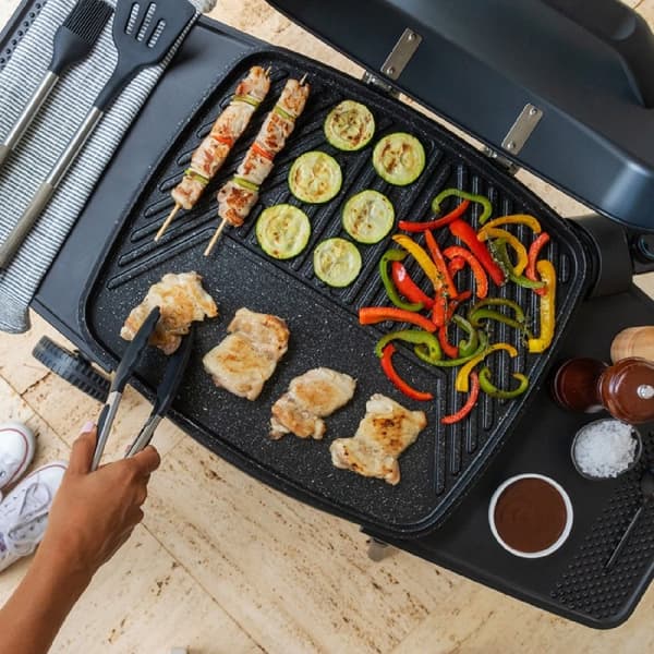 Cecotec Electric barbecue with 2000 W power, mixed cooking surface with non-stick coating, hinged lid, adjustable thermostat, grease tray, steel legs