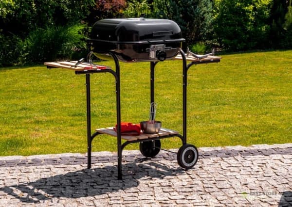 Stor havegrill med justerbar rist og træhylder