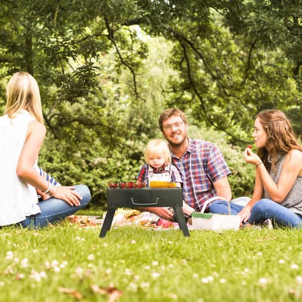 Relaxdays liten campinggrill, 4 personers resegrill, hopfällbar stålgrill HxBxD: 23 x 42,5 x 26,5 cm, svart