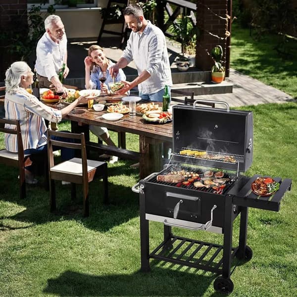 Stor BBQ-grill med hjul, termometer, stor grillflade & opbevaringshylder – perfekt til familie og venner