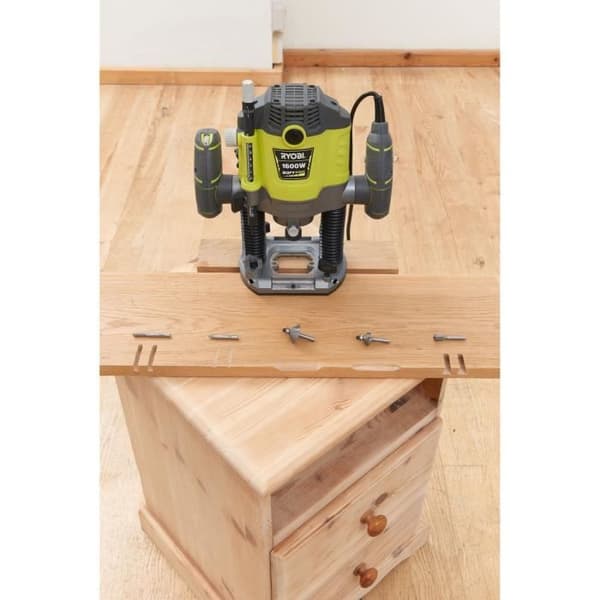 RYOBI - 1 600 W överfräs - 10 000-26 000 rpm - 8/6 mm spännhylsor - 5 fräsar ingår - Levereras i kartong - RRT1600-K