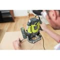 Miniatyrbild 7 av 9: RYOBI - 1 600 W överfräs - 10 000-26 000 rpm - 8/6 mm spännhylsor - 5 fräsar ingår - Levereras i kartong - RRT1600-K