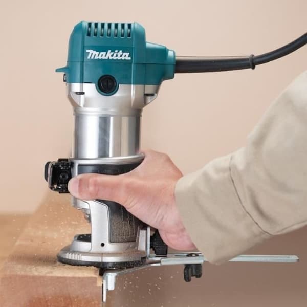 MAKITA RT0702C 710 W trimmer-router med variabel hastighet med anti-omstartfunktion