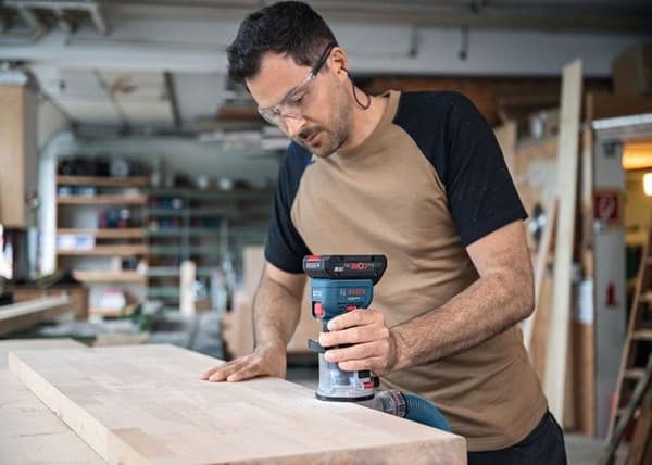 Bärbar fräs - BOSCH PROFESSIONAL - GKF 18V-8 - 18V - Trådlös - Ergonomisk