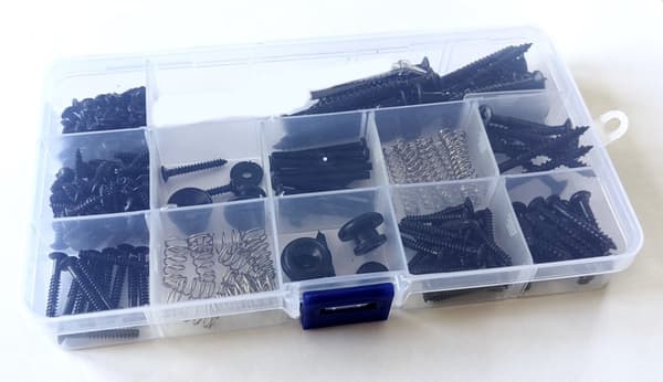 Gitarrskruvar, fjädrar, axelbands-knoppar etc. Svart