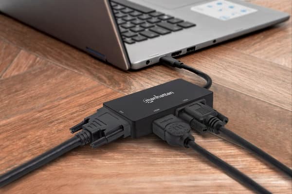Manhattan 152983 USB-C 3-in-1 Moniporttinen A/V-muunnin USB Type-C Uros DVI, HDMI tai VGA Naaras 4K@30Hz HDMI Portti 1080p VGA- ja DVI-portit musta