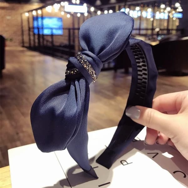 Smuk sød tiara med sløjfe og rhinestones i flere farver