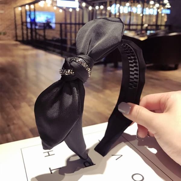 Vackert sött diadem med rosett och strass i flera färger