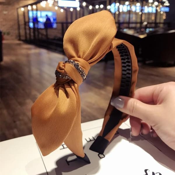 Vackert sött diadem med rosett och strass i flera färger