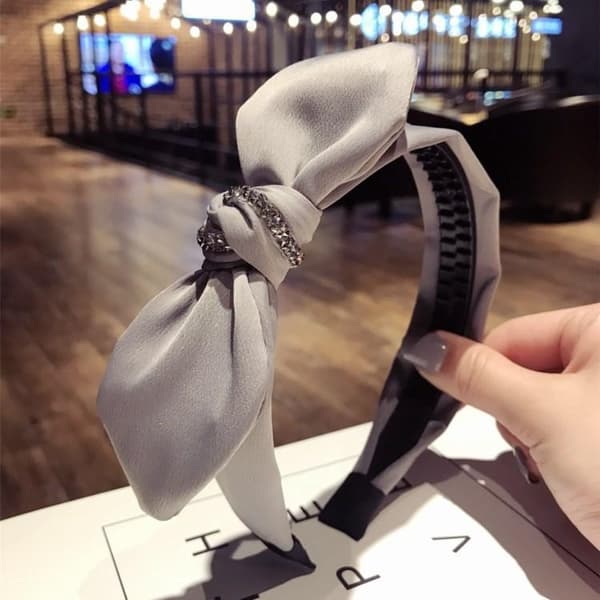 Vackert sött diadem med rosett och strass i flera färger