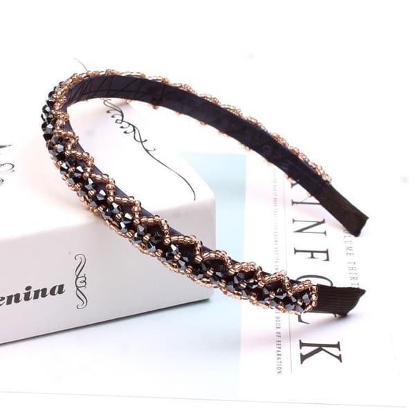 Vackert diadem med broderade pärlor och strass flera färger