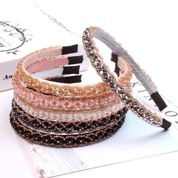Vackert diadem med broderade pärlor och strass flera färger