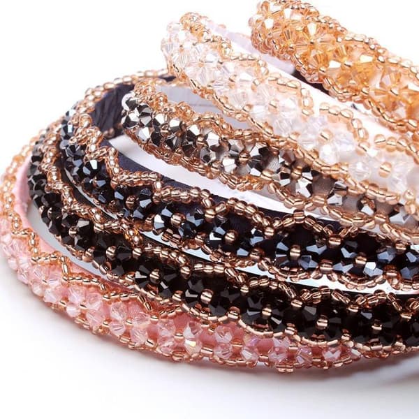 Vackert diadem med broderade pärlor och strass flera färger
