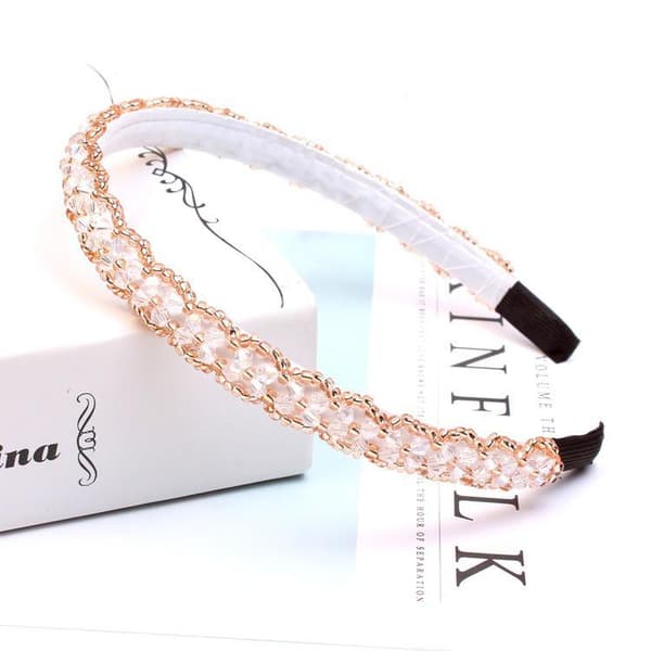 Smuk tiara med broderede perler og rhinestones i flere farver
