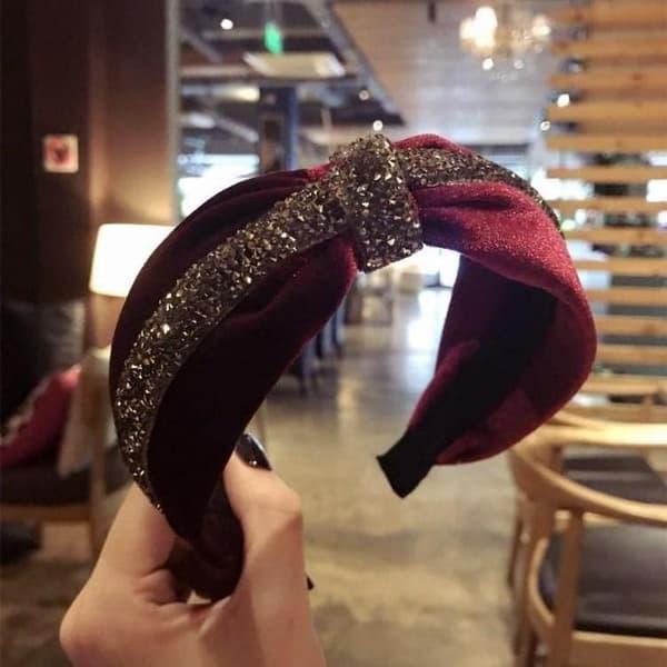 Käsintehty ylellinen samettinen Diadem, jossa on leveä kristallinauhasolmu