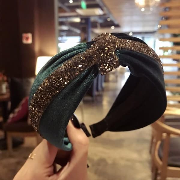 Käsintehty ylellinen samettinen Diadem, jossa on leveä kristallinauhasolmu
