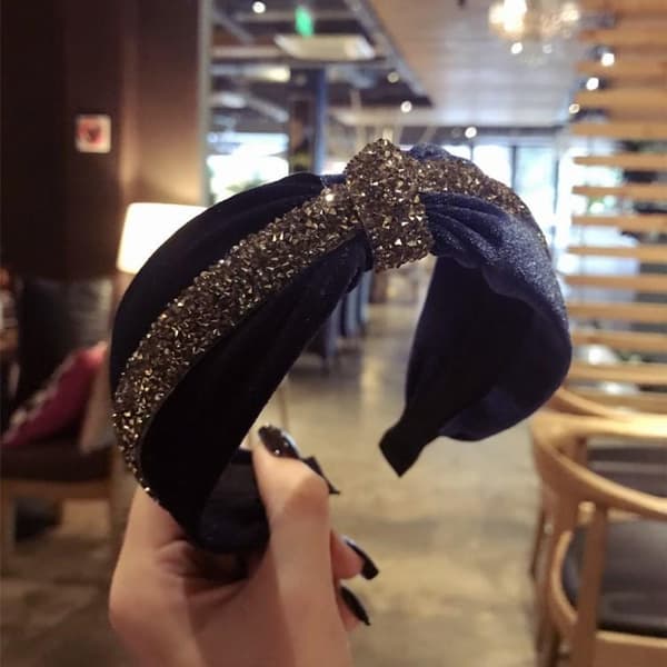 Käsintehty ylellinen samettinen Diadem, jossa on leveä kristallinauhasolmu