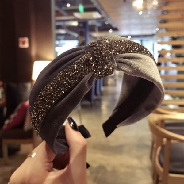 Käsintehty ylellinen samettinen Diadem, jossa on leveä kristallinauhasolmu