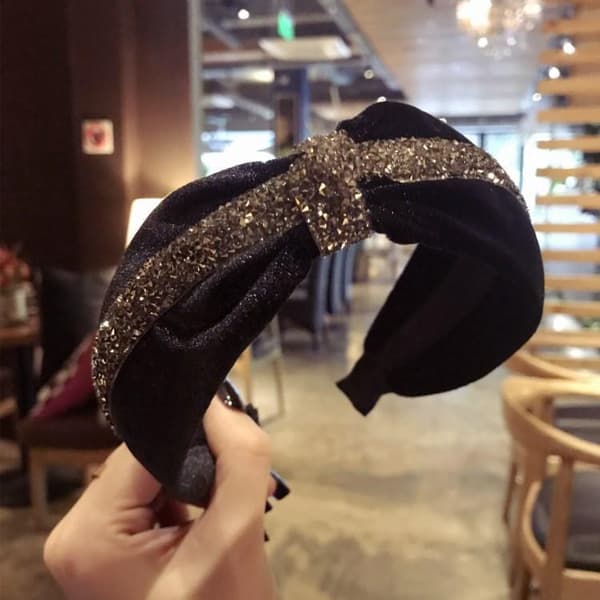 Käsintehty ylellinen samettinen Diadem, jossa on leveä kristallinauhasolmu