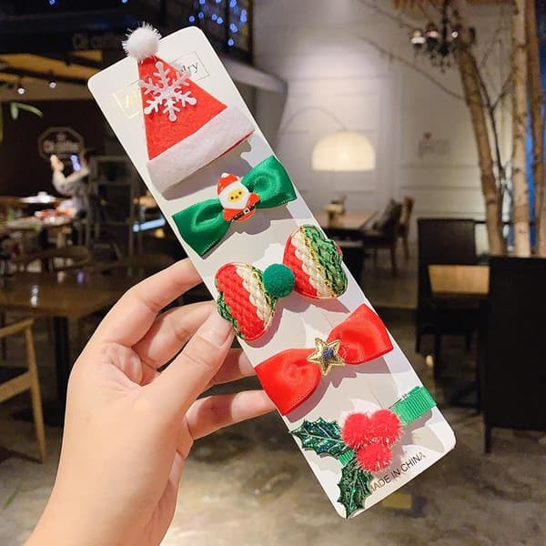 Sett med hårspenner med juletema, juletre, nisse, stjerne, snømann